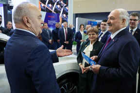 Фотофакт. Лукашенко подарили очередное авто. Прилюдно. Он взял
