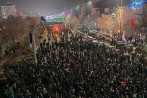 Улицы Тегерана в огне, протестующие поджигают здания КСИР